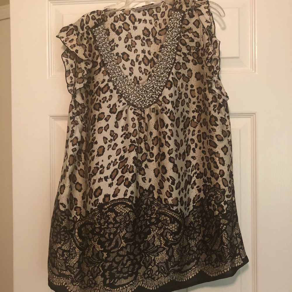 XL Animal print sleeveless blouse with pearl neck
